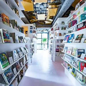 Manga Art Hotel, Auberge de jeunesse